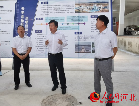 黨曉龍在禾豐項目現(xiàn)場鼓勵大家以商招商。 人民網 張繼航攝