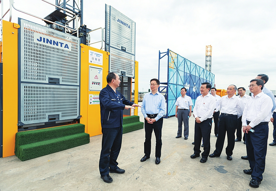 六月二十八日，中共中央政治局常委、國務(wù)院副總理韓正到山西太原調(diào)研，主持召開煤炭清潔高效利用專題座談會(huì)并講話。這是韓正走進(jìn)山西建筑產(chǎn)業(yè)現(xiàn)代化瀟河園區(qū)，察看綠色智能建筑裝備制造基地建設(shè)情況。新華社記者翟健嵐攝