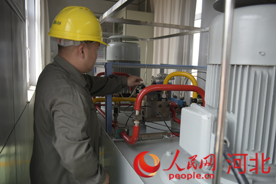 黃壁莊水庫事務(wù)中心工作人員在檢查溢洪道表口工作閘門啟臂機(jī)。人民網(wǎng)祝龍超攝