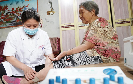 護(hù)理團(tuán)隊(duì)醫(yī)生為老人進(jìn)行低頻功能康復(fù)。陳佳兵攝