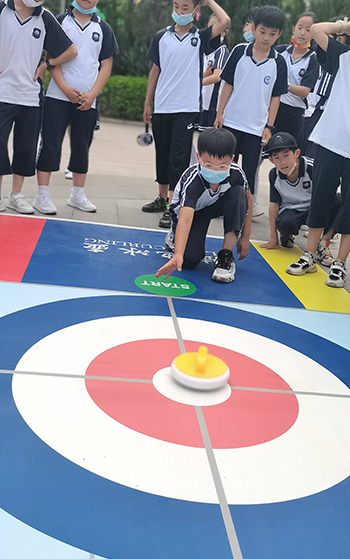 河北省威縣第四小學(xué)學(xué)生練習(xí)陸地冰壺動作。 趙國華攝