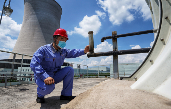 河北涿州京源熱電有限責任公司技術(shù)人員正在對設(shè)備進行檢驗排查。劉楊攝