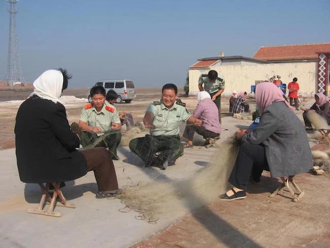 宋萬(wàn)民幫助漁民修補(bǔ)漁網(wǎng)。 濱州市公安局海岸警察支隊(duì)岔尖派出所供圖