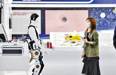 近日，第六屆世界智能大會在天津開幕，圖為參會嘉賓參觀天津制造業(yè)立市展。 新華社記者 趙子碩攝