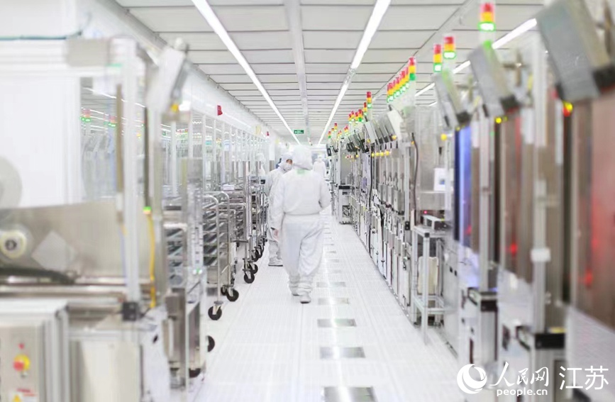 在希捷國(guó)際科技（無(wú)錫）有限公司生產(chǎn)車間，技術(shù)人員正在巡查作業(yè)。新吳區(qū)委宣傳部供圖