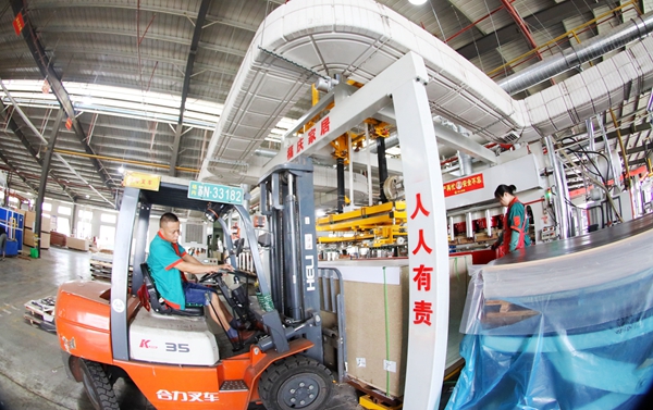 沭陽(yáng)縣一公司車間內(nèi)一派緊張有序的繁忙景象。沭陽(yáng)縣委宣傳部供圖