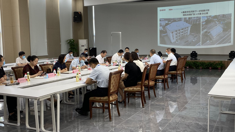 河?xùn)|區(qū)委書記范少軍一行深入老電建公司辦公園區(qū)就盤活園區(qū)工作進(jìn)行部署研究。河?xùn)|區(qū)供圖