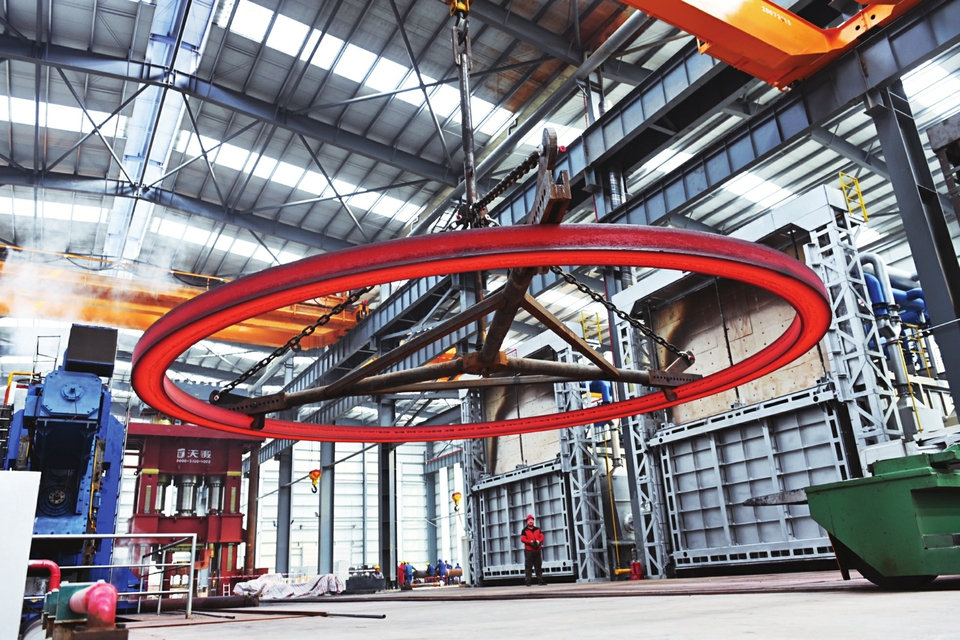 定襄縣作為太忻一體化經(jīng)濟(jì)區(qū)建設(shè)的12個(gè)先行啟動(dòng)區(qū)之一，借助發(fā)展機(jī)遇，全力延長產(chǎn)業(yè)鏈條、補(bǔ)齊產(chǎn)業(yè)短板、培育優(yōu)質(zhì)市場主體、拓寬應(yīng)用領(lǐng)域，進(jìn)軍高精尖應(yīng)用行業(yè)。 記者孫榮祥攝