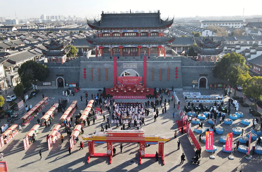 城門掛春聯(lián)，金湖沖刺“開門紅”。陳義寶攝