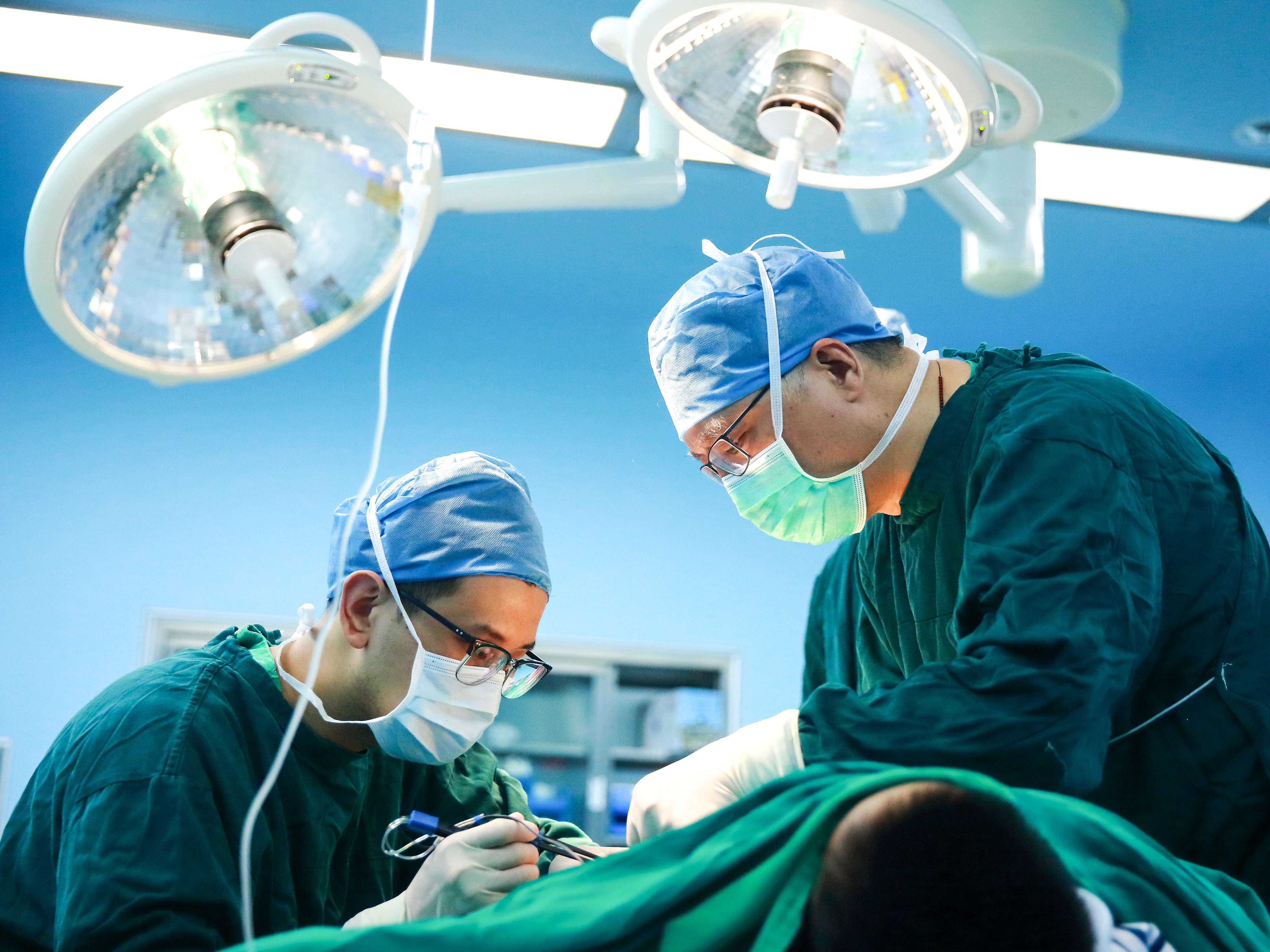 江南大學(xué)附屬醫(yī)院燒創(chuàng)傷診療中心主任呂國忠工作現(xiàn)場。受訪者供圖