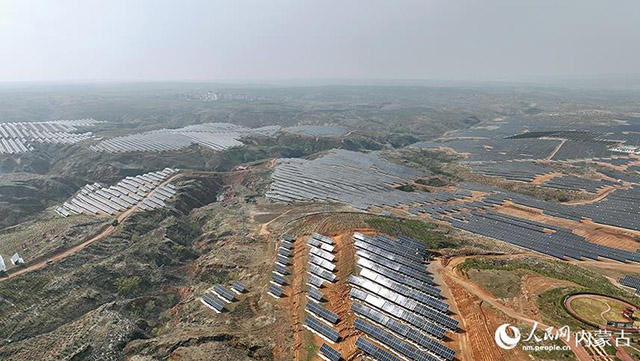 伊金霍洛旗天驕綠能50萬(wàn)千瓦采煤沉陷區(qū)生態(tài)治理光伏發(fā)電示范項(xiàng)目。人民網(wǎng) 孟佳澍攝