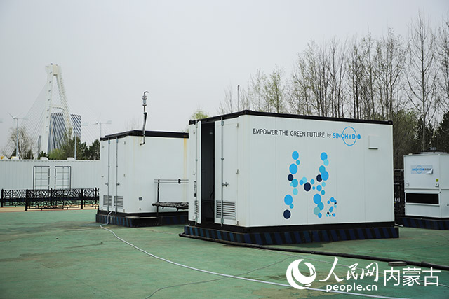 鄂爾多斯碳中和研究院內(nèi)的制氫設(shè)備。人民網(wǎng)記者 趙夢(mèng)月攝
