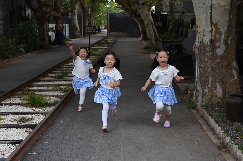 由礦場家屬區(qū)改造而來的“鮮花小院”民宿，深受孩子們的喜愛。吳芳攝
