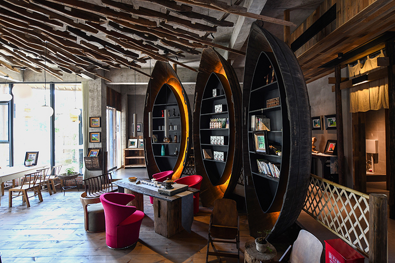 漁船、船槳……花田·僑鄉(xiāng)里的裝飾材料，多是從當(dāng)?shù)靥詠淼呐f物。 吳芳攝