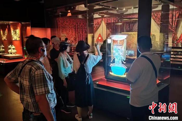 圖為臺灣新北市永和區(qū)里長聯(lián)誼會江西參訪團一行在南昌漢代?；韬顕z址博物館內(nèi)參觀展出的珍貴文物?！●樞↓?攝