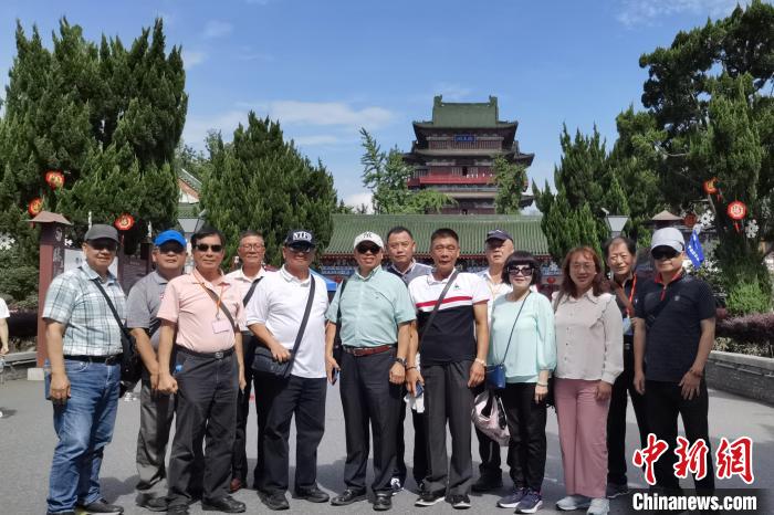 圖為臺灣新北市永和區(qū)里長聯(lián)誼會江西參訪團一行在南昌滕王閣前合影?！×鴷缘?攝