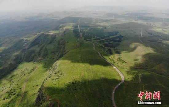 6月28日，夏日鏡頭下的河北張家口張北“草原天路”蜿蜒曲折。 中新社記者 楊艷敏 攝