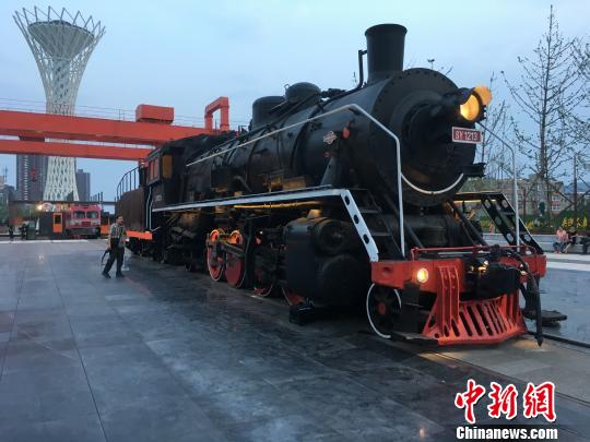 公園內(nèi)保留布置了蒸汽時(shí)代火車頭?！「呒t超 攝