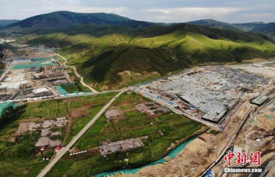 6月28日，航拍鏡頭下的河北張家口冬奧會太子城冰雪小鎮(zhèn)項目。太子城冰雪小鎮(zhèn)項目位于2022年冬奧會張家口賽區(qū)核心區(qū)，連接張家口賽區(qū)云頂和古楊樹兩個競賽場館群，建成后將承擔賽時核心區(qū)配套保障功能，提供冬奧頒獎、貴賓接待、交通換乘、休閑娛樂等服務，賽后將成為一座國際化四季度假小鎮(zhèn)。 中新社記者 楊艷敏 攝