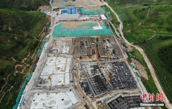 6月28日，航拍鏡頭下的河北張家口冬奧會太子城冰雪小鎮(zhèn)項目。太子城冰雪小鎮(zhèn)項目位于2022年冬奧會張家口賽區(qū)核心區(qū)，連接張家口賽區(qū)云頂和古楊樹兩個競賽場館群，建成后將承擔賽時核心區(qū)配套保障功能，提供冬奧頒獎、貴賓接待、交通換乘、休閑娛樂等服務，賽后將成為一座國際化四季度假小鎮(zhèn)。 中新社記者 楊艷敏 攝