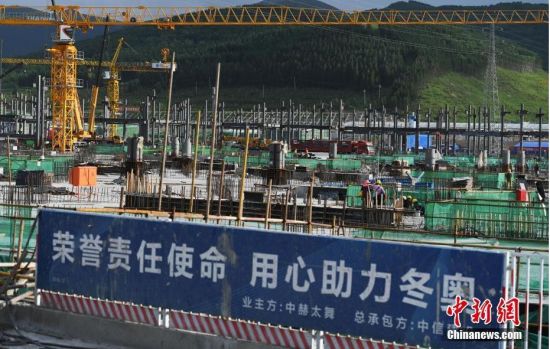 6月28日，河北張家口冬奧會太子城冰雪小鎮(zhèn)項目現(xiàn)場。太子城冰雪小鎮(zhèn)項目位于2022年冬奧會張家口賽區(qū)核心區(qū)，連接張家口賽區(qū)云頂和古楊樹兩個競賽場館群，建成后將承擔賽時核心區(qū)配套保障功能，提供冬奧頒獎、貴賓接待、交通換乘、休閑娛樂等服務，賽后將成為一座國際化四季度假小鎮(zhèn)。 中新社記者 楊艷敏 攝