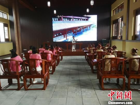 學生們在大原書院誦讀國學經典。　王鵬 攝