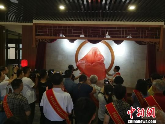 為董子石像揭幕?！⊥貔i 攝