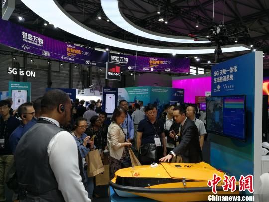 圖為現(xiàn)場人員講解5G“天地一體化”生態(tài)檢測系統(tǒng)?！∪伟厮?攝