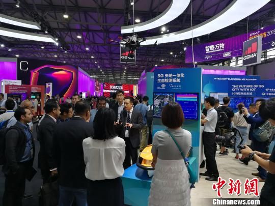 雄安新區(qū)展臺吸引不少眾多觀眾駐足關(guān)注?！∪伟厮?攝