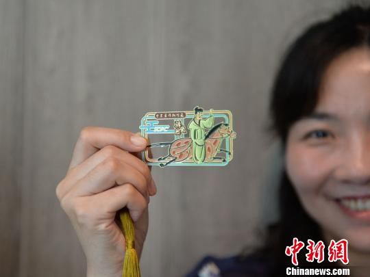 絲路主題餐廳內(nèi)推出的文創(chuàng)產(chǎn)品?！＄娦?攝