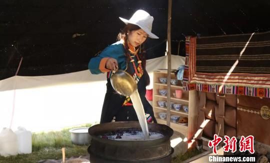 圖為展示瑪曲藏民族傳統(tǒng)特色美食制作工藝?！＄娦?攝