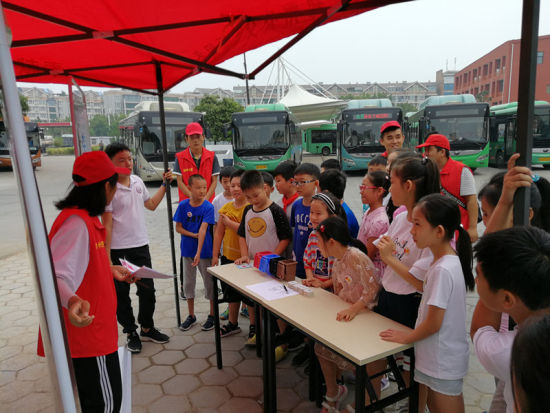 志愿者教小朋友垃圾分類(lèi)的相關(guān)知識(shí)。連柏梁 攝