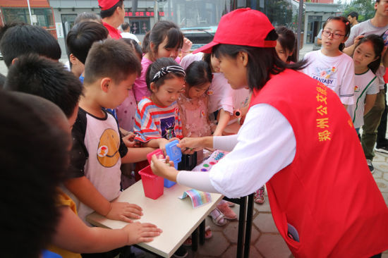 志愿者教小朋友們垃圾分類(lèi)的相關(guān)知識(shí)。連柏梁 攝