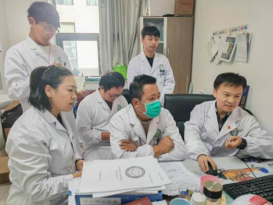 在山南市進(jìn)行師帶徒幫扶，傳授先進(jìn)的眼科學(xué)診療技術(shù)