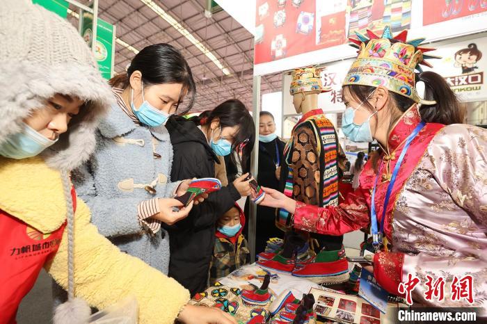 西藏瓊結(jié)赴襄陽(yáng)參加漢江流域農(nóng)業(yè)博覽會(huì)，農(nóng)特產(chǎn)品受青睞(資料圖) 湖北省援藏辦供圖