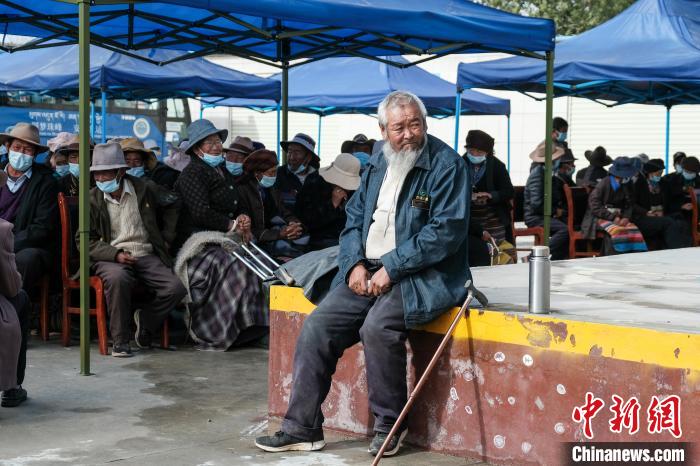 圖為日喀則桑珠孜區(qū)東嘎鄉(xiāng)農(nóng)牧民在義診室外等待?！〗w波 攝