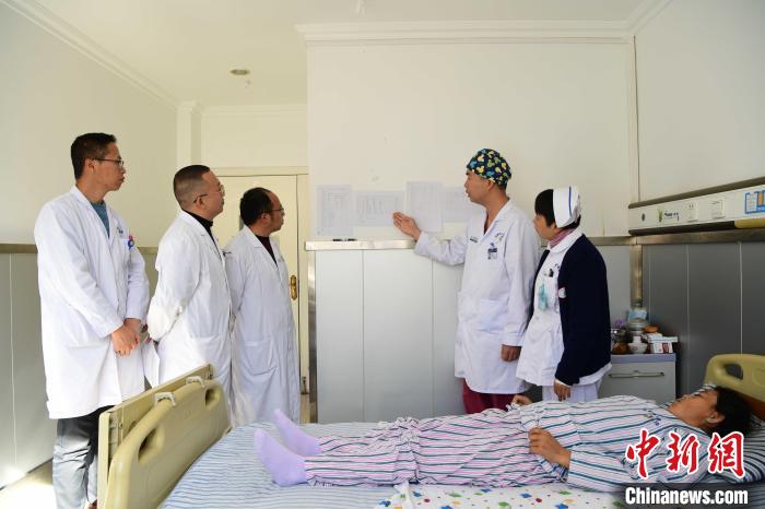 圖為何蔚副主任醫(yī)師(站右二)及團隊術(shù)后對患者的肌肉訓(xùn)練、蛋白飲食等制定了每半日的康復(fù)計劃。　貢嘎來松 攝