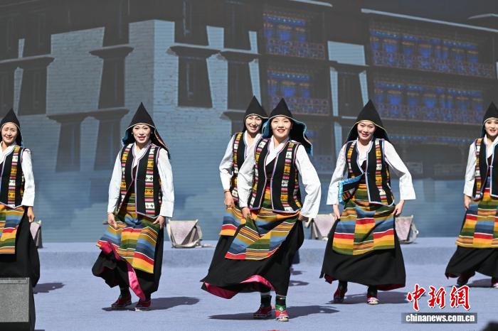 西藏“大地歡歌格?；ㄑ莩黾尽被菝裱莩鼍`放基層文化活力