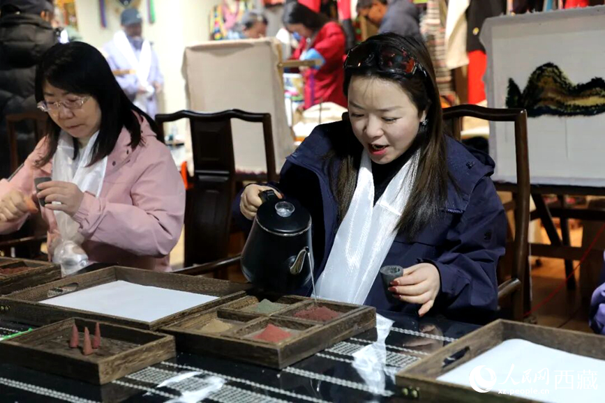 游客在“雅礱里”文化藝術(shù)街區(qū)非遺展館體驗制作藏香。在工作人員的指導下，游客親手揉搓香泥、壓制成型，感受藏族傳統(tǒng)非遺技藝的魅力。人民網(wǎng)記者 吳雨仁攝