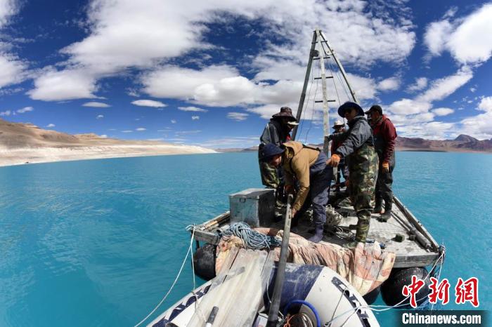 科考隊(duì)員在湖泊鉆探平臺(tái)上小心搬運(yùn)采集的巖芯樣品?！?lt;a target='_blank' ><p  align=