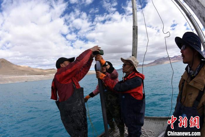 科考隊(duì)員在湖泊鉆探平臺(tái)上包裝采集的巖芯樣品?！?lt;a target='_blank' ><p  align=