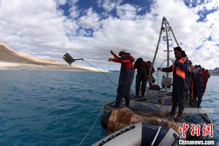 科考隊(duì)員在湖泊鉆探平臺(tái)上拋固定平臺(tái)的錨。　<a target='_blank' ><p  align=
