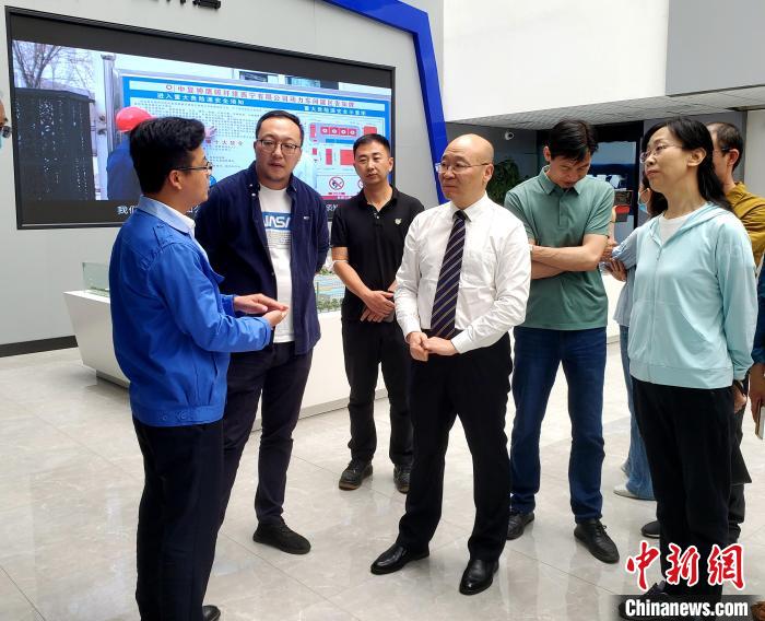 圖為全國政協(xié)委員、農工黨青海省委主委王昆(中)在企業(yè)調研?！」鶟M福 供圖