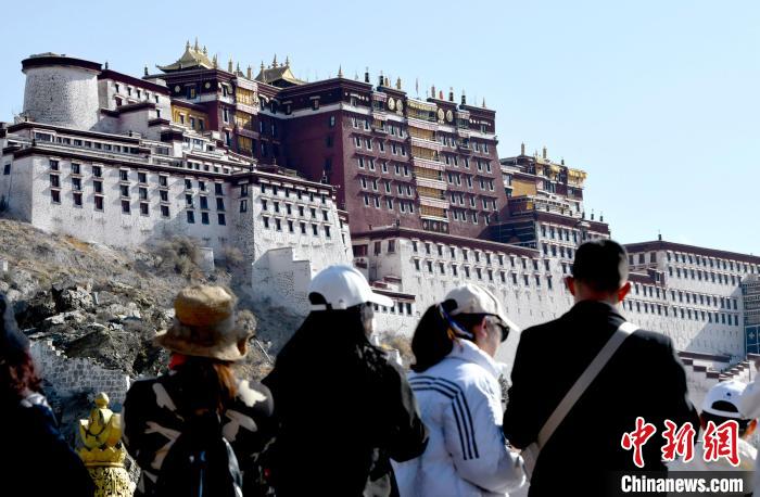 4月17日，游客在拉薩布達(dá)拉宮觀景臺拍照留念?！±盍?攝