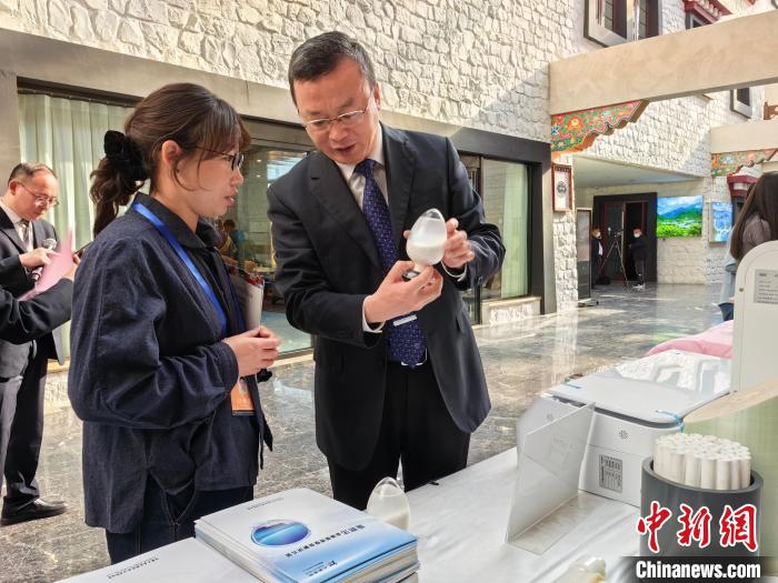 圖為簽約企業(yè)現(xiàn)場(chǎng)推介自己的產(chǎn)品?！≮w延 攝