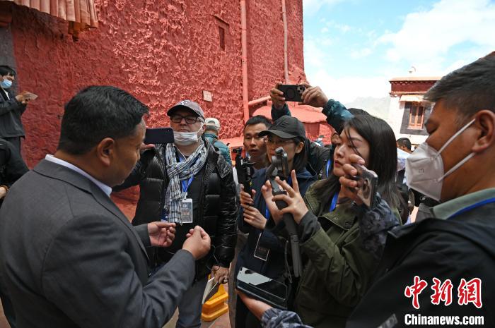 圖為中外媒體采訪布達(dá)拉宮管理處相關(guān)負(fù)責(zé)人?！≮w朗 攝
