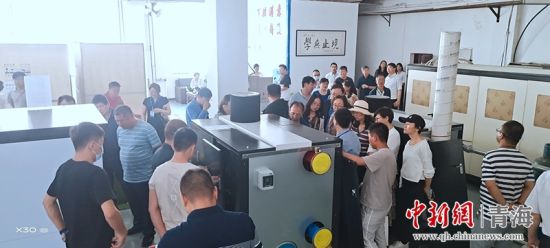 圖為行業(yè)內(nèi)人員進(jìn)行項(xiàng)目參觀。 活動(dòng)主辦方供圖