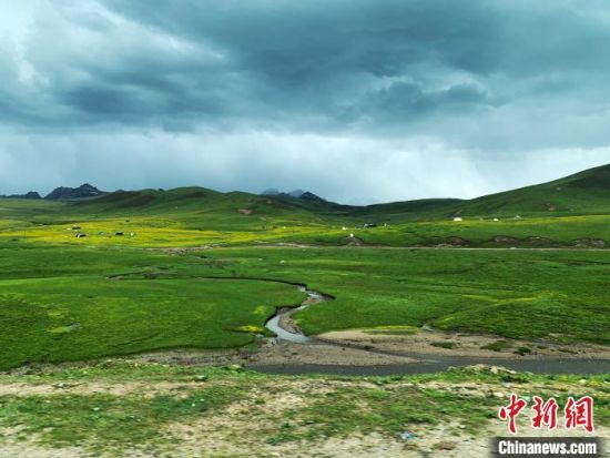 自2005年啟動(dòng)三江源生態(tài)保護(hù)和建設(shè)工程以來(lái)，果洛州共治理黑土灘315.11萬(wàn)畝，使果洛州生態(tài)環(huán)境15年來(lái)得到明顯好轉(zhuǎn)?！O睿 攝