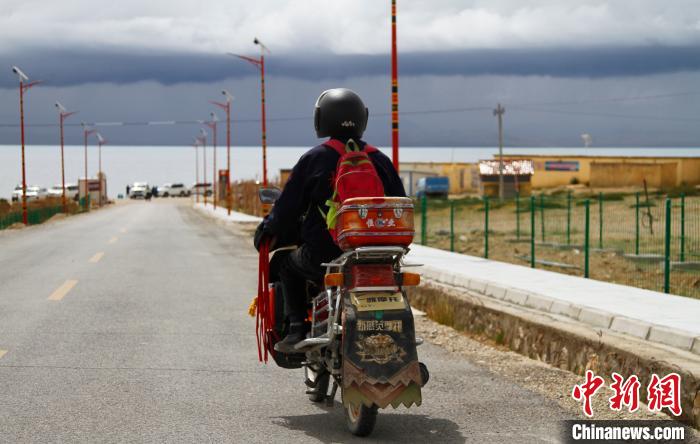 圖為白瑪從家中前往湖邊巡邏。　趙朗 攝
