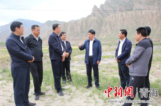 圖為黃南州有關(guān)領(lǐng)導(dǎo)現(xiàn)場踏勘、督導(dǎo)生態(tài)環(huán)保責(zé)任落實(shí)情況現(xiàn)場。黃宣攝